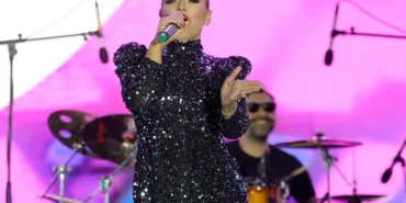 demet-akalin-a-aydin-da-45-bin-kisilik-koro-1778135335-59_large